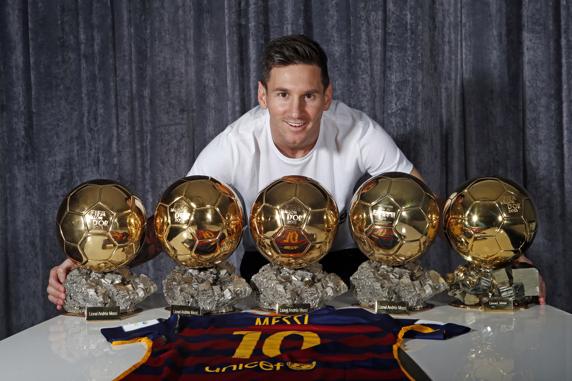 Messi posa con sus cinco Balones de Oro