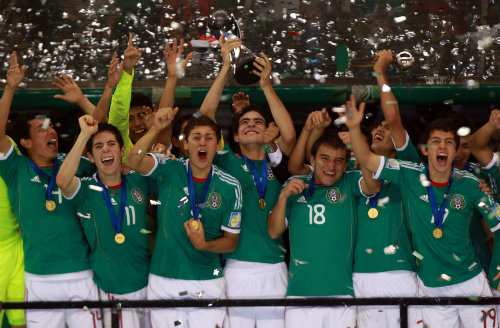 Con júbilo, los jugadores de México festejan el campeonato mundial en 2011