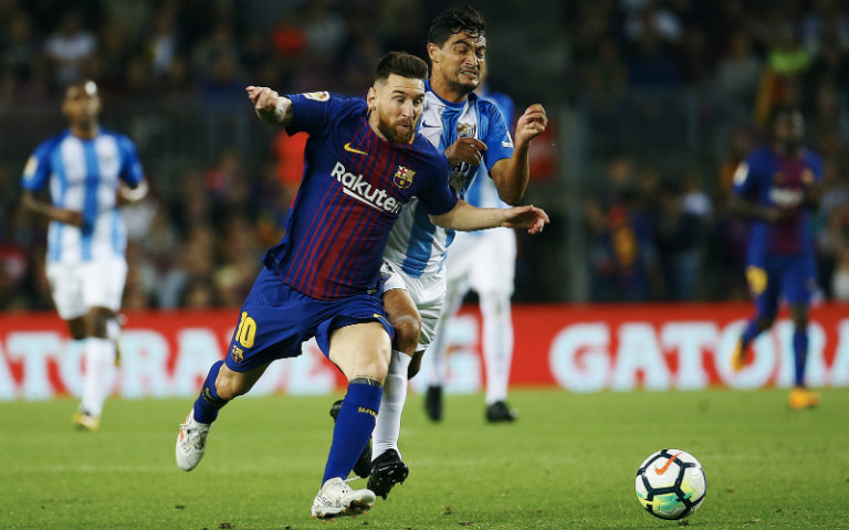 Messi disputa el balón contra Luis Hernández