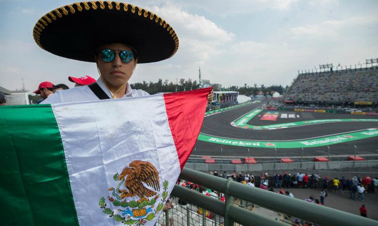 Aficionado asiste al Gran Premio de México