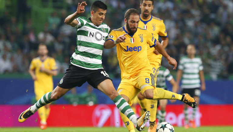 Higuaín y Battaglia en jugada durante el Sporting vs Juventus