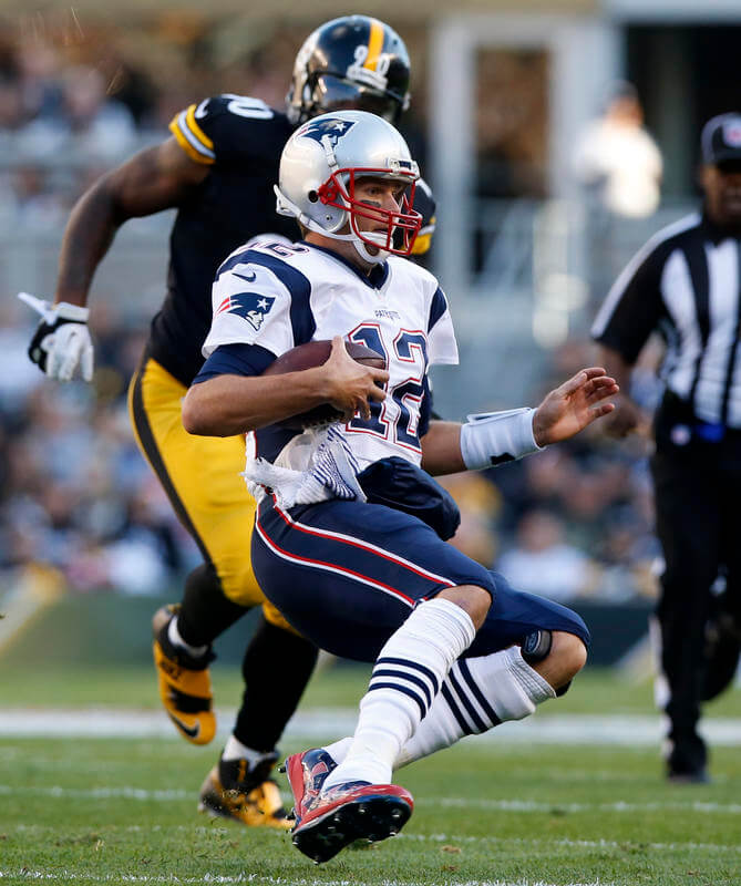 Brady corre para no ser alcanzado por un defensivo de Steelers