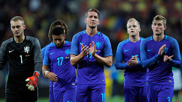 Futbolistas de Holanda salen del campo tras un amistoso