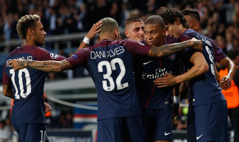 Mbappé se abraza con sus compañeros tras un gol del PSG