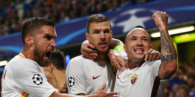 Dzeko, Strootman y Nainggolan gritan un gol de la Roma vs Chelsea