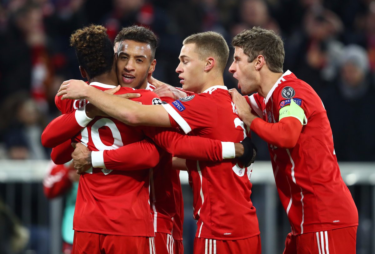 Jugadores del Bayern Munich festejan un gol contra PSG