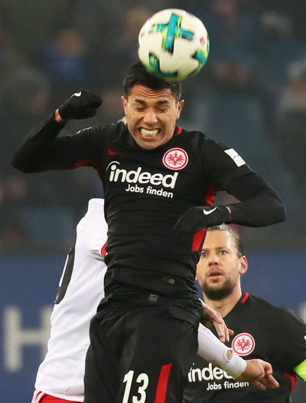 Carlos Salcedo en disputa por un balón durante el duelo contra Hamburgo