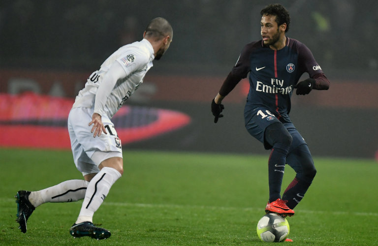 Neymar domina el balón en un partido con el PSG