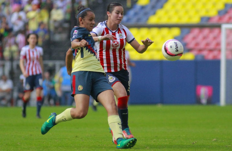 Gabriela Lozada (i) disputa el balón en las Semifinales contra Chivas