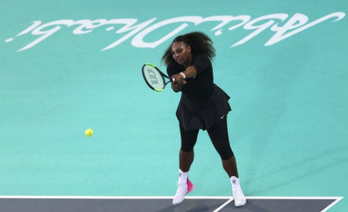 Serena Williams durante competencia en Abu Dabi