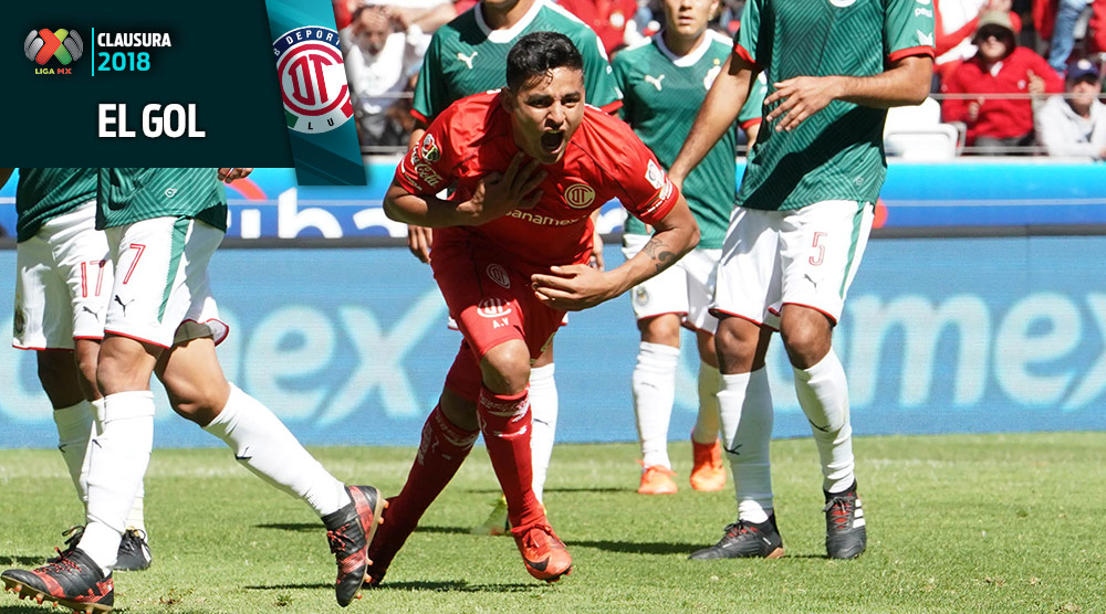 Alexis Vega festeja su gol contra Chivas
