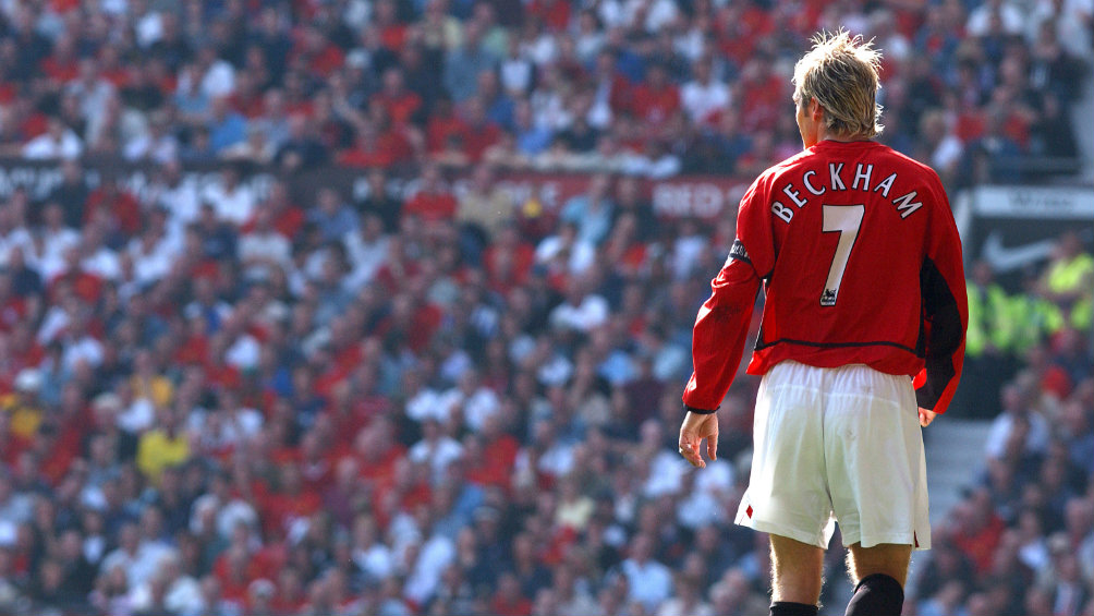 David Beckham disputa un juego con el Manchester United