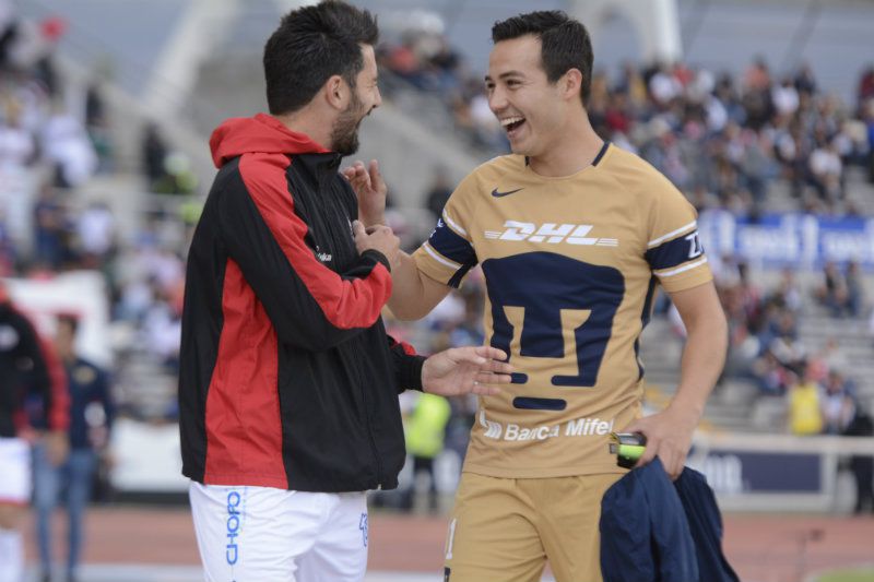 Erick Torres saluda durante un juego de Pumas