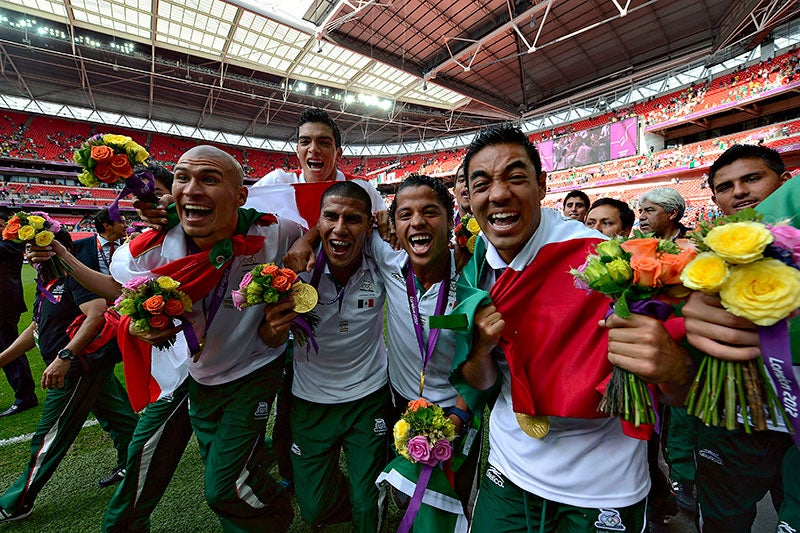 Futbolistas mexicanos celebran la consecución de la medalla de oro en Londres 2012