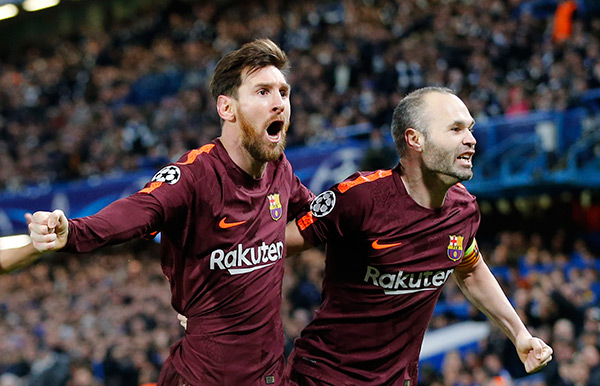 Messi e Iniesta celebran la anotación del Barcelona