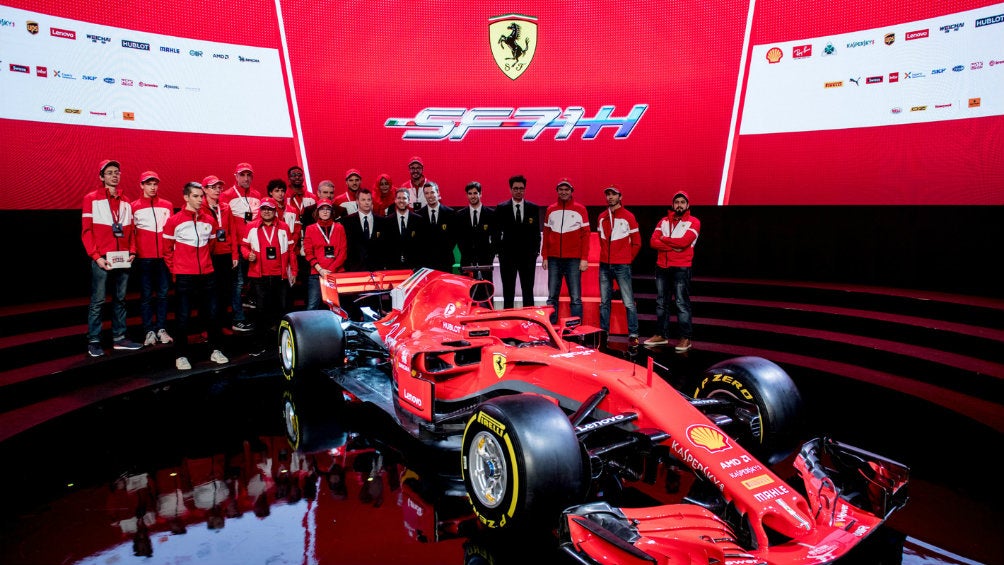 El nuevo monoplaza de Ferrari en compañía de los integrantes del equipo rojo
