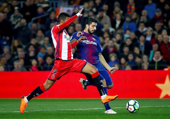 Luis Suárez escapa de Ramalho previo a marcar gol