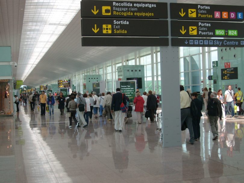 Usuarios caminan en una terminal del aeropuerto del Prat