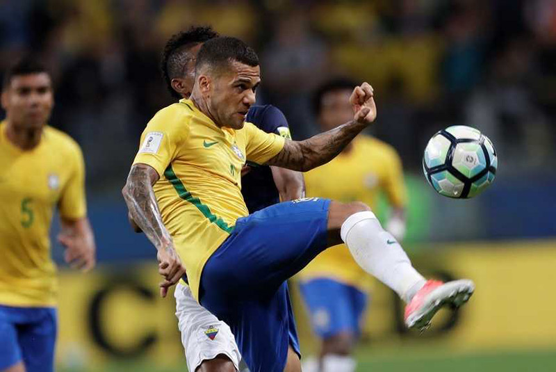 Alves golpea un balón en un juego con Brasil