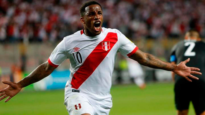 Farfán celebra un gol con Perú