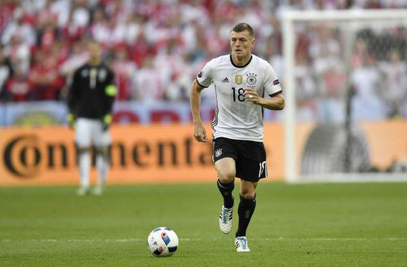 Kroos conduce un balón en en compromiso alemán