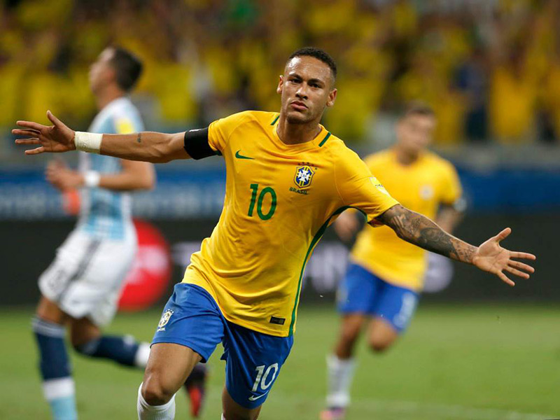 Neymar extiende los brazos tras anotar con Brasil