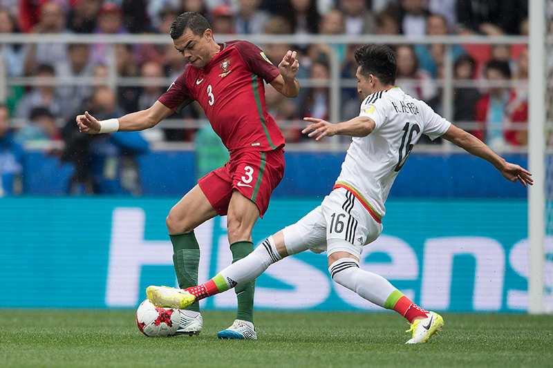 Pepe disputa un balón contra Herrera