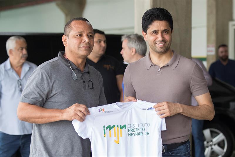 Nasser Al Khelaifi junto al padre de Neymar en Brasil