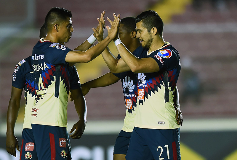 Martín celebra un gol con sus compañeros