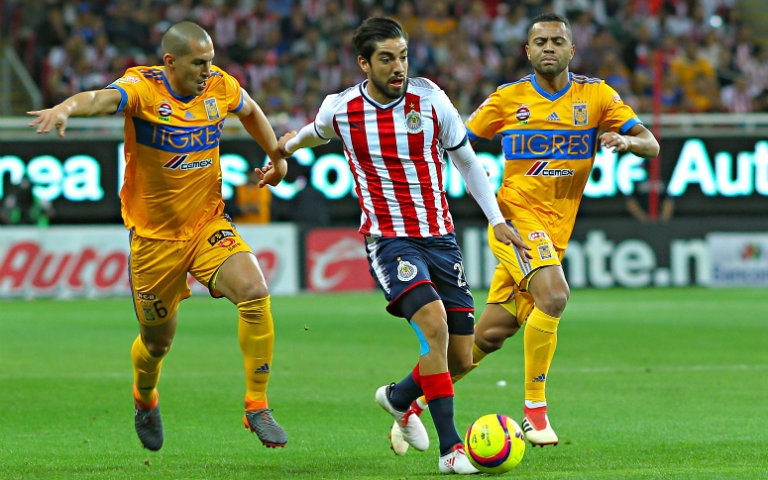 Pizarro conduce el balón frente durante el juego contra Tigres