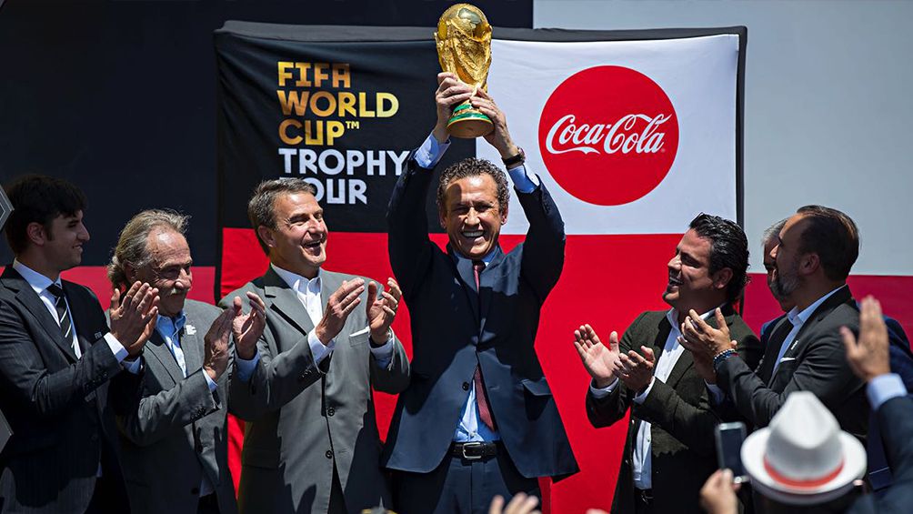 Valdano sostiene en lo alto la Copa del Mundo