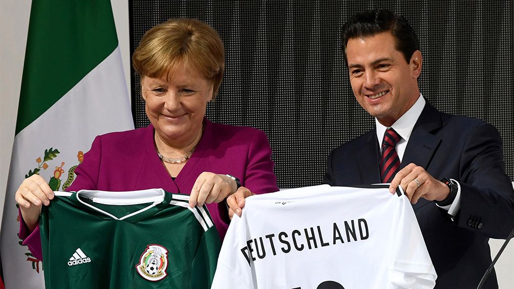 El presidente de México y la canciller de Alemania intercambian playeras