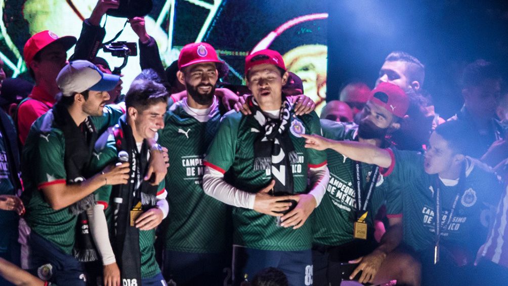 Futbolistas de Chivas festejan título de Concacaf