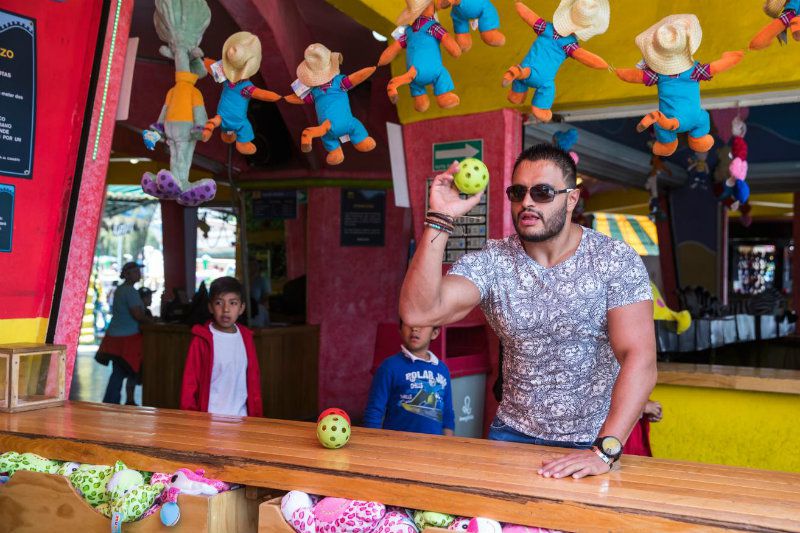 Texano Jr. se divierte en los juegos de la Feria de Chapultepec