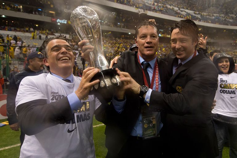 Peláez levanta el trofeo de la Liga MX