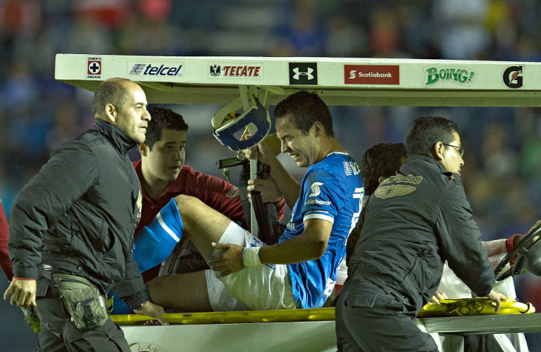 Erick Torres se lesiona en un duelo con Cruz Azul