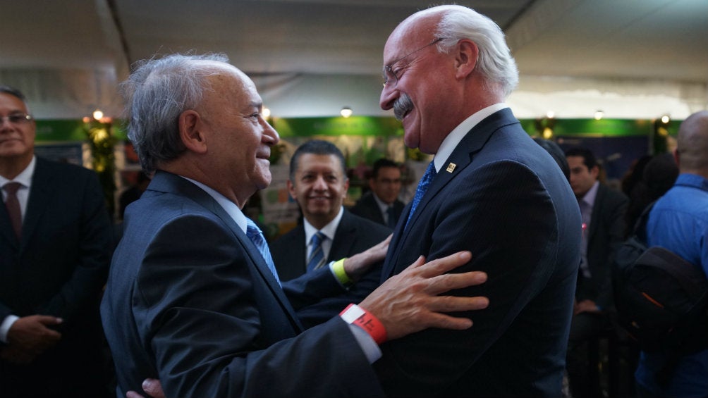 Billy Álvarez y Enrique Bonilla se saludan en reunión de la Liga MX