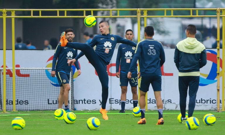 Uribe domina el esférico en el entrenamiento con América