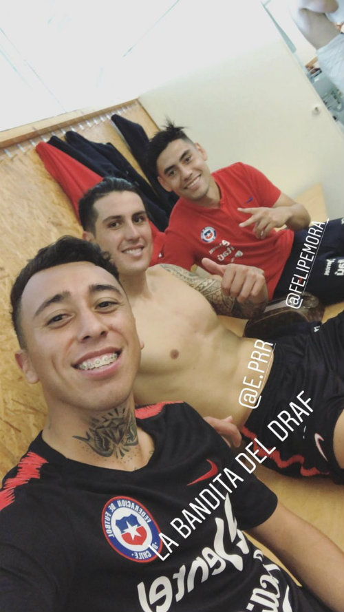 Rodriguez, Roco y Mora en el vestidor de la selección chilena 