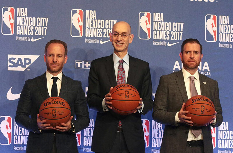 Adam Silver, Alfredo Castillo y Gilberto Hernández en un evento de NBA