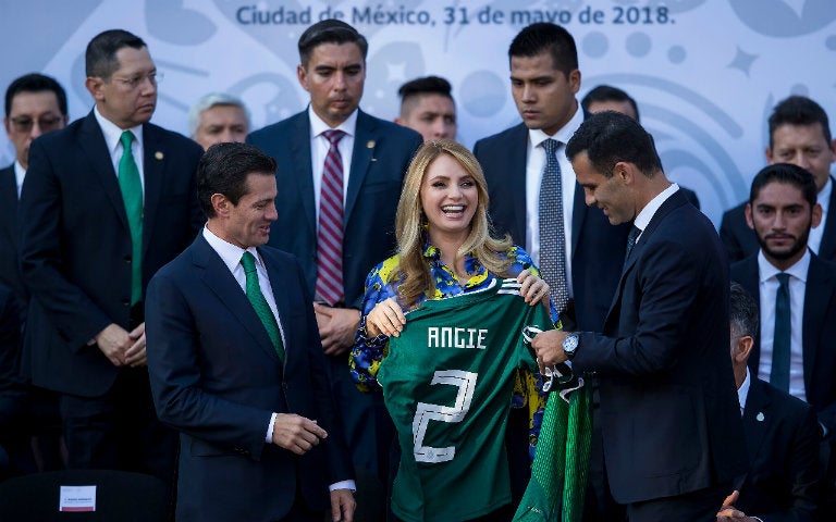 Rafa Márquez hace entrega del jersey tricolor a Peña Nieto