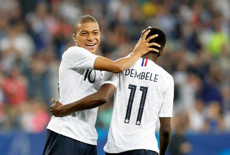 Mbappe y Dembélé celebran gol