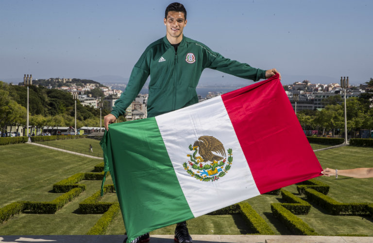 Jiménez porta la bandera mexicana
