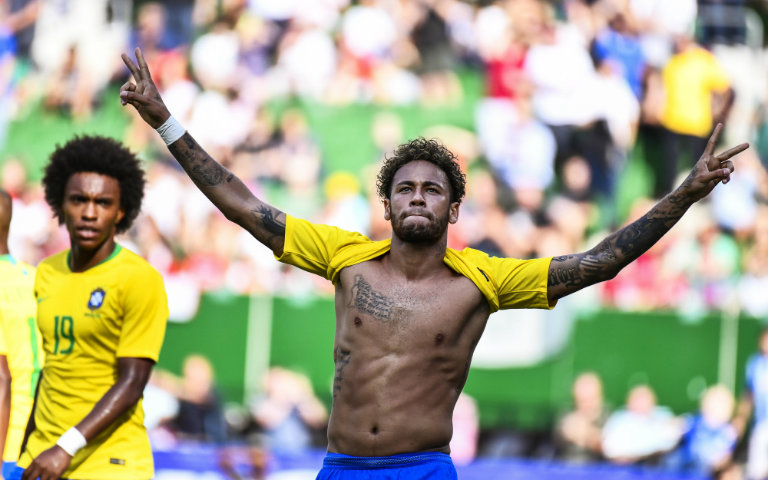 Neymar festeja de manera efusiva su gol 55 con Brasil