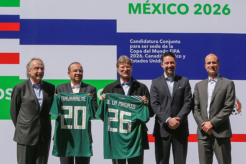 Directivos posan con playeras de México para la candidatura de 2026