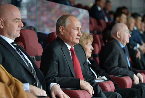 Putin observa el duelo inaugural del Mundial desde la tribuna