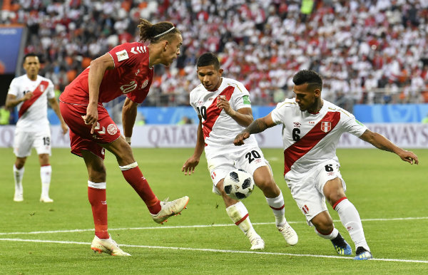 Poulsen saca un remate que la defensa de Perú trata de tapar