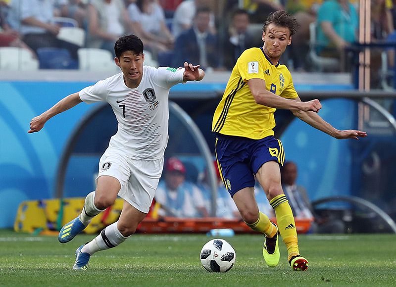 Heung Min Son pelea por el balón en el duelo contra Suecia