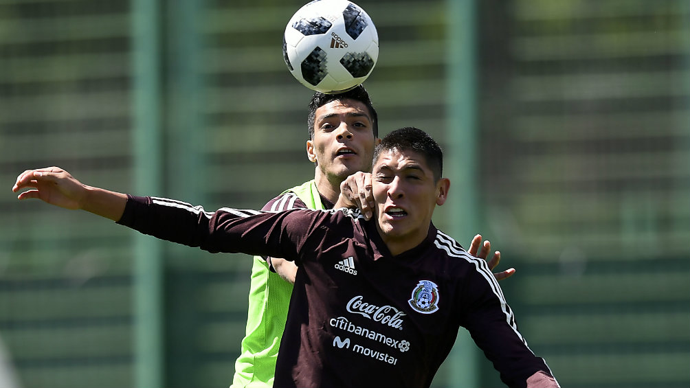 Jiménez y Álvarez disputan el balón en entrenamiento del Tri 