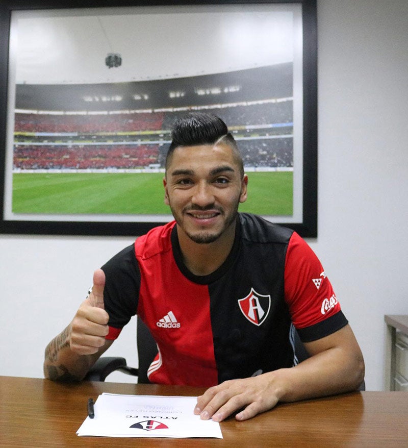 Lorenzo Reyes firma contrato con el Atlas